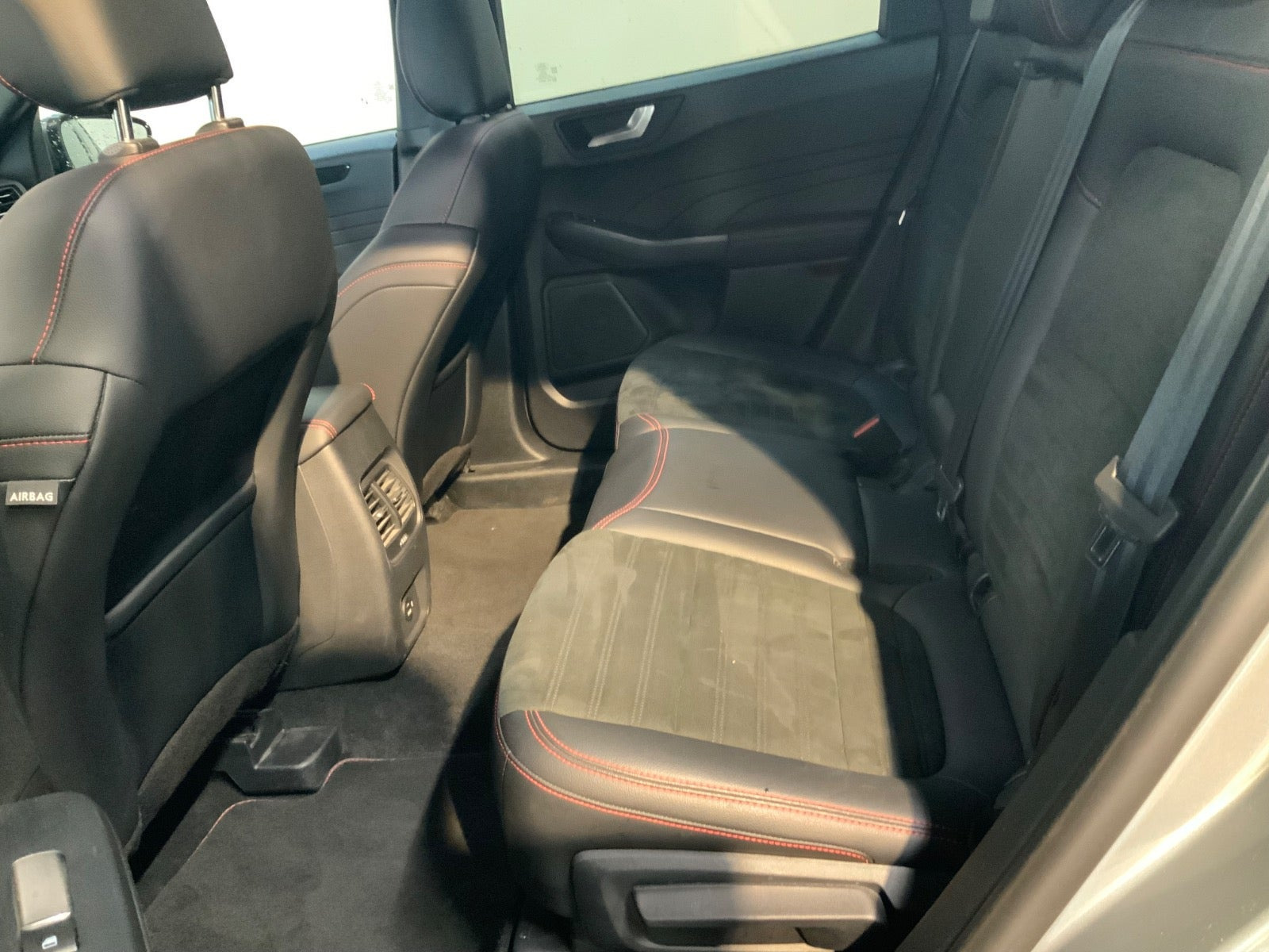 Grå Ford Kuga fra 2021