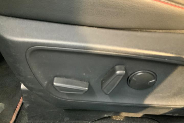 Grå Ford Kuga fra 2021