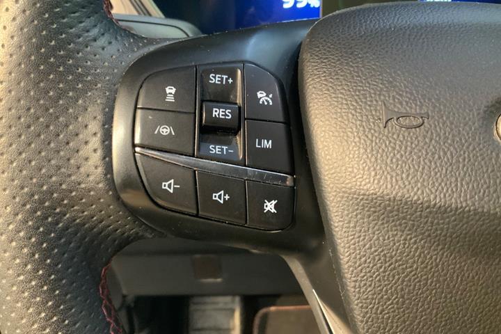 Grå Ford Kuga fra 2021