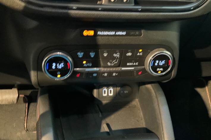 Grå Ford Kuga fra 2021