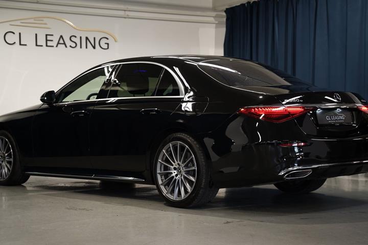 Sort Mercedes S580 e fra 2023
