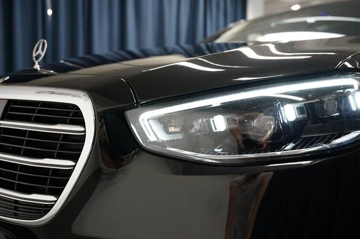 Sort Mercedes S580 e fra 2023