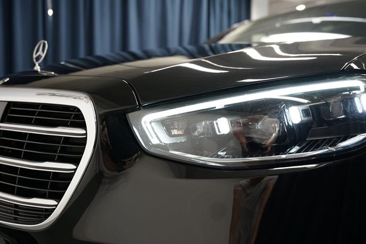 Sort Mercedes S580 e fra 2023