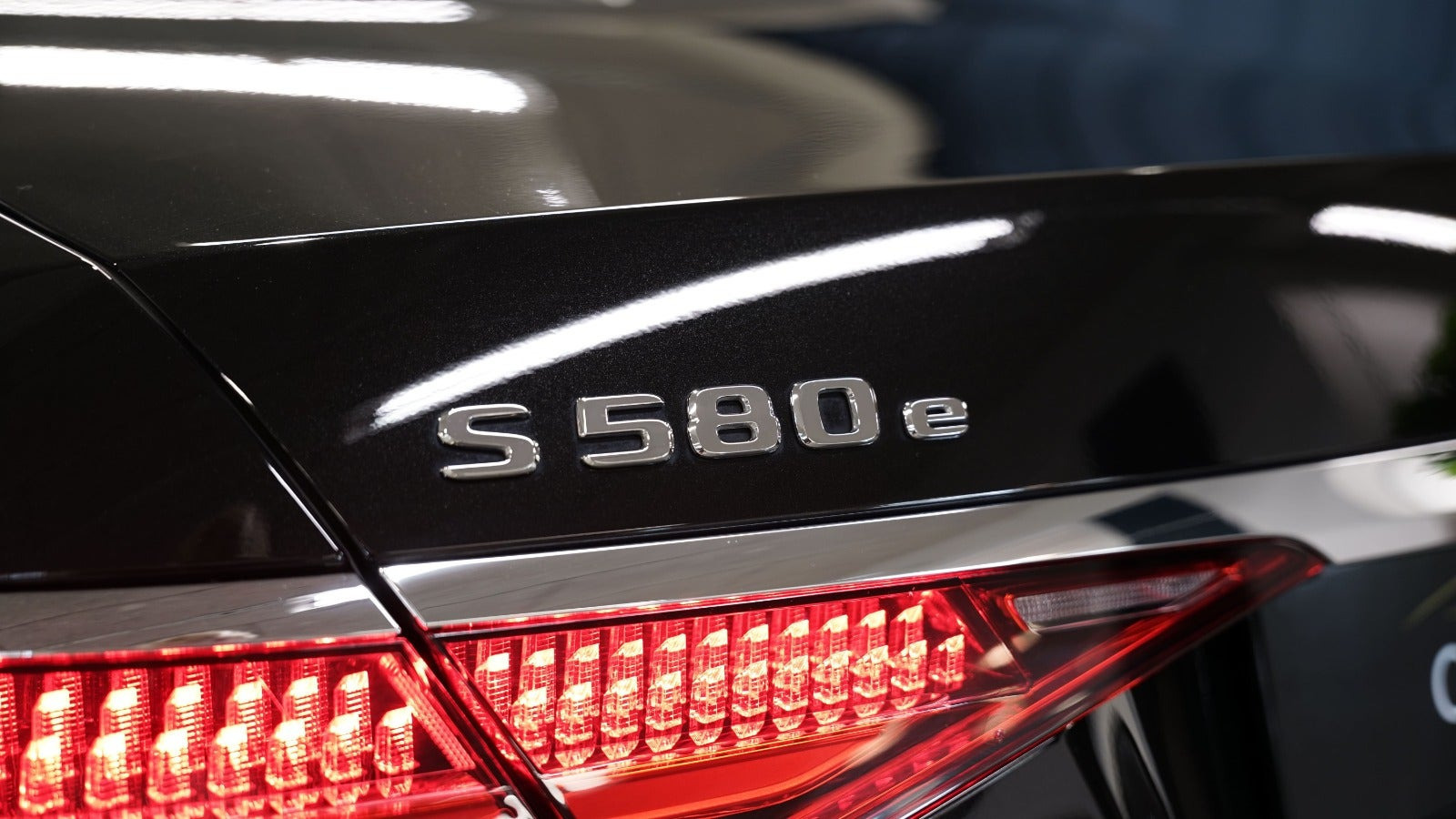 Sort Mercedes S580 e fra 2023