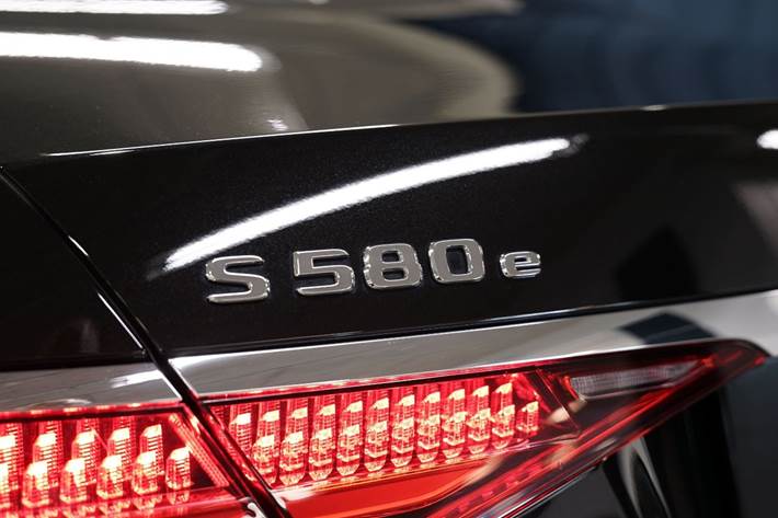 Sort Mercedes S580 e fra 2023