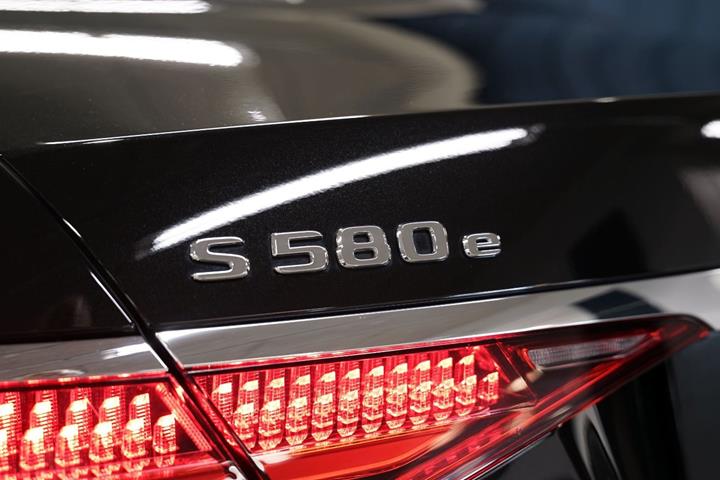 Sort Mercedes S580 e fra 2023
