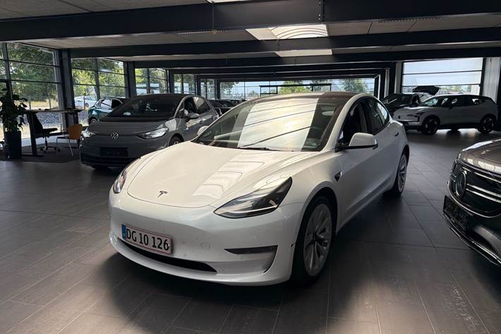 Hvid Tesla Model 3 fra 2022