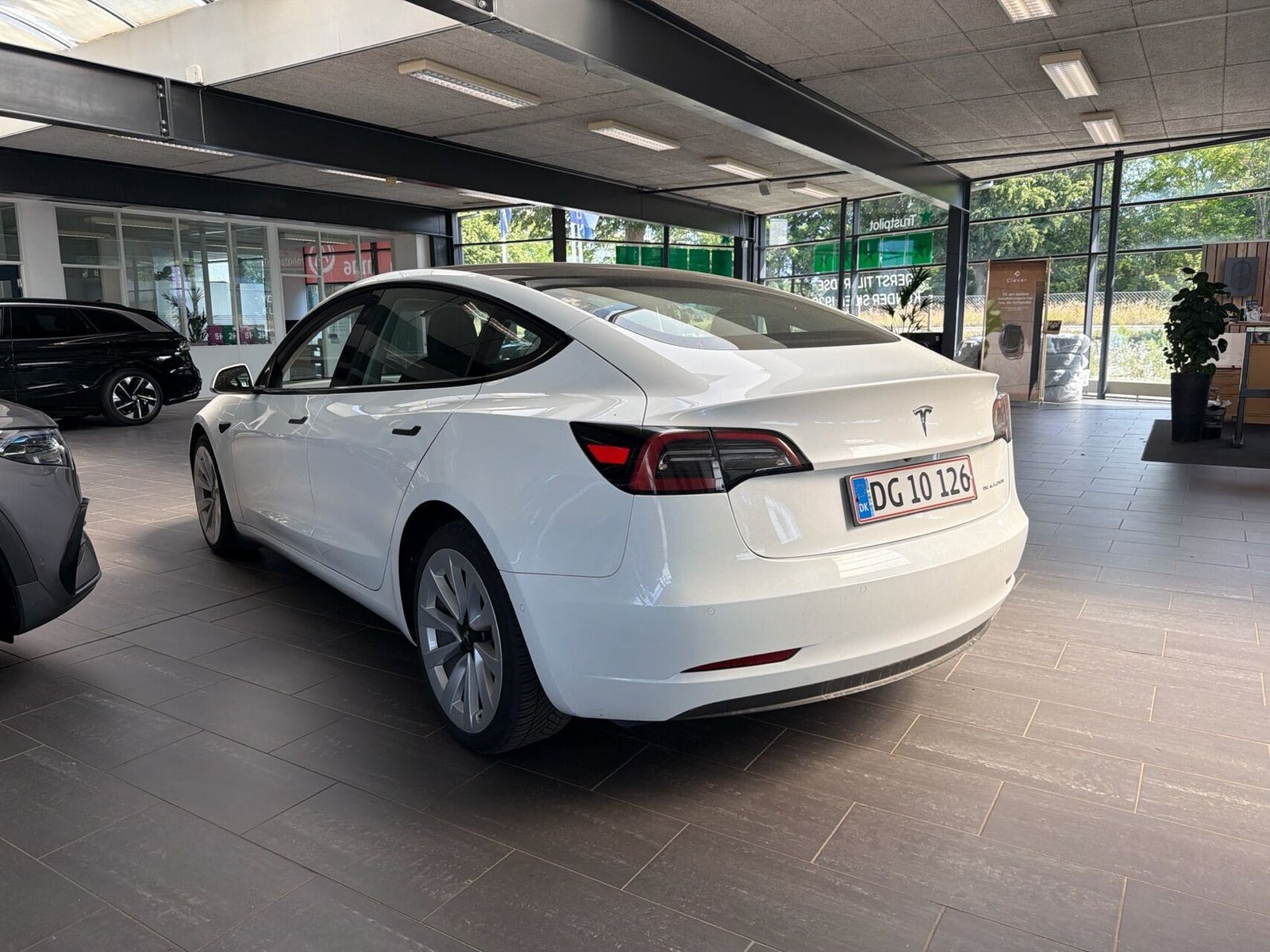 Hvid Tesla Model 3 fra 2022