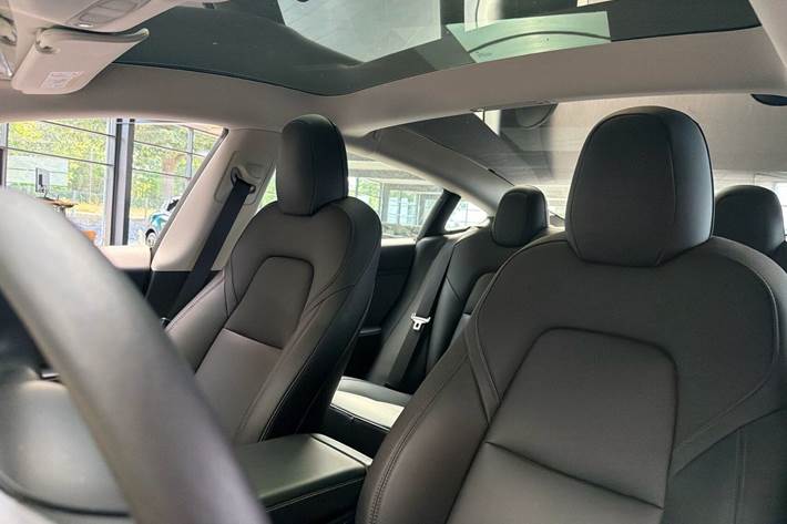 Hvid Tesla Model 3 fra 2022