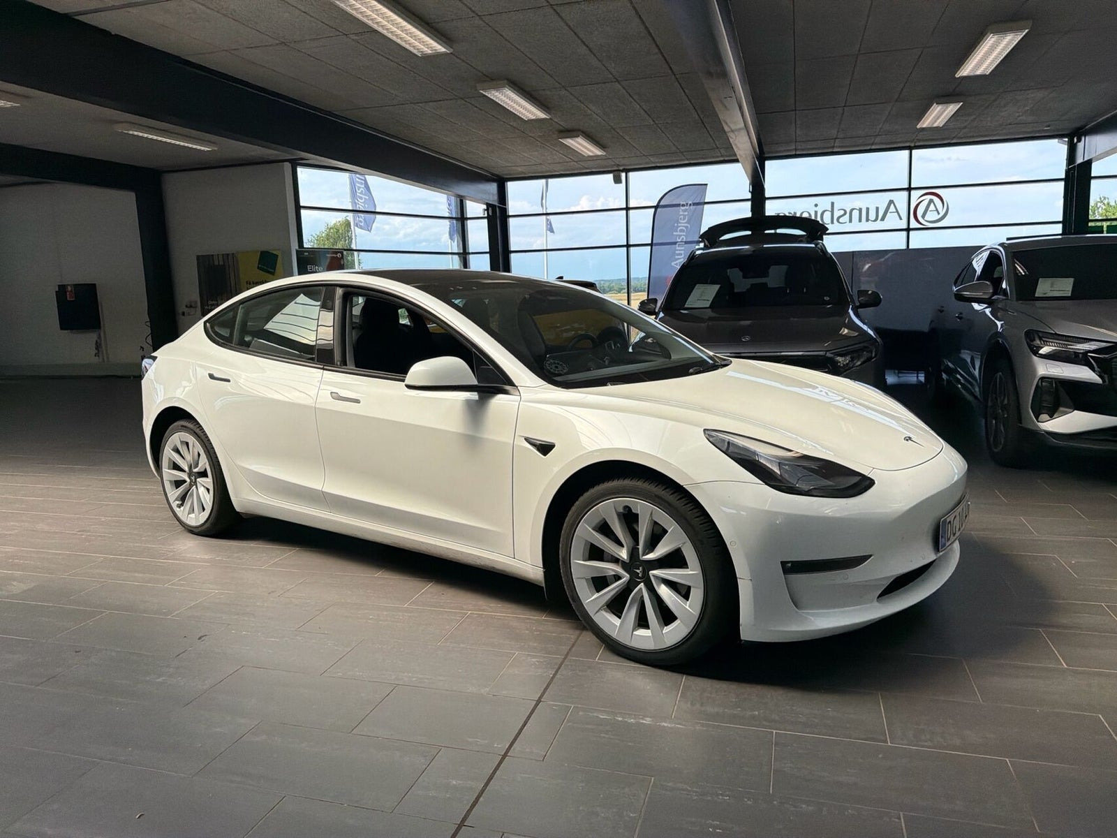 Hvid Tesla Model 3 fra 2022