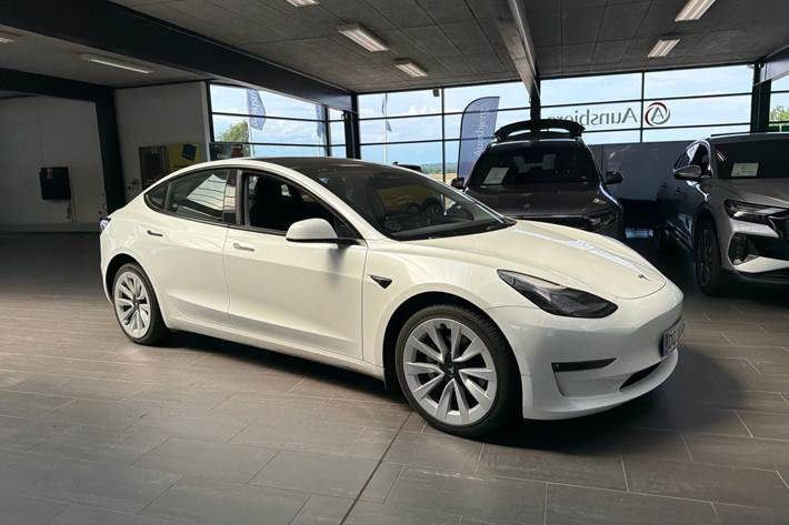 Hvid Tesla Model 3 fra 2022