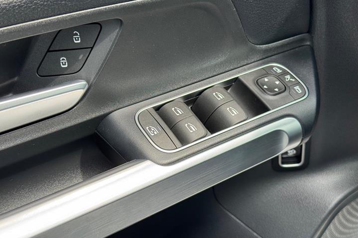 Hvid Mercedes EQB250+ fra 2024