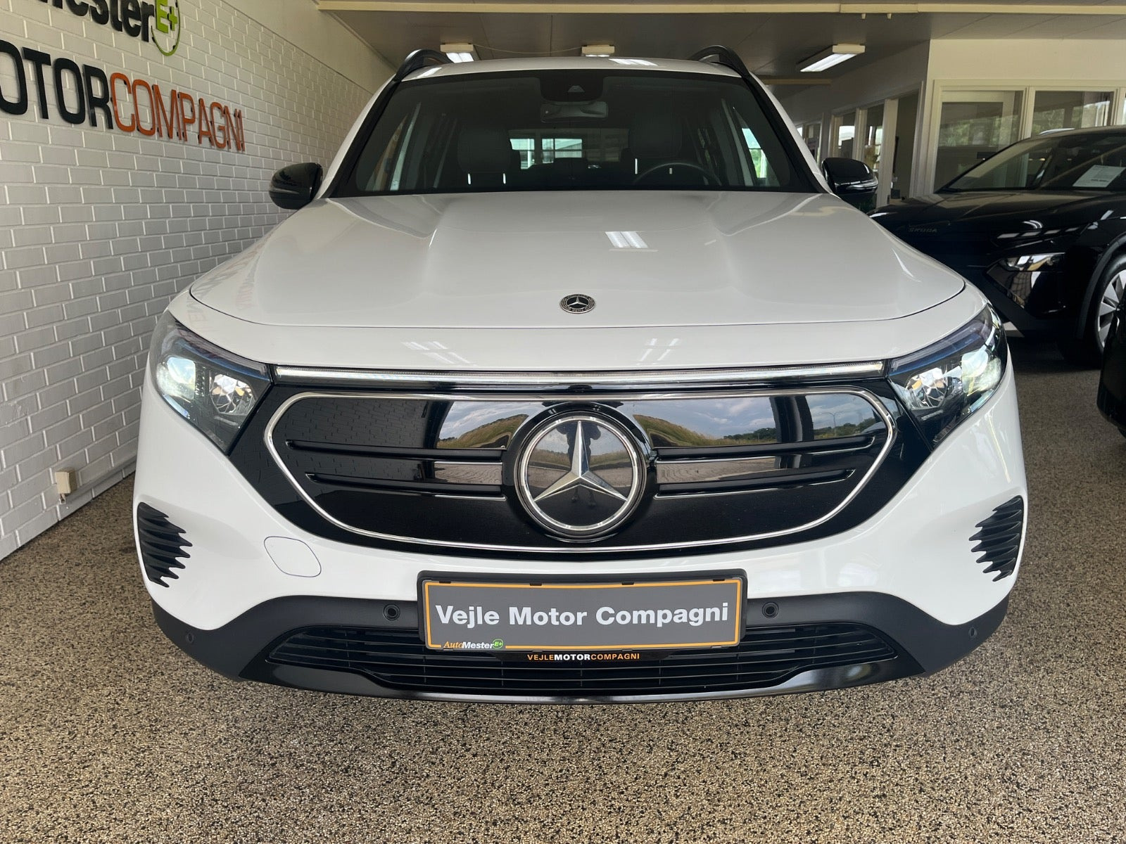 Hvid Mercedes EQB250 fra 2022