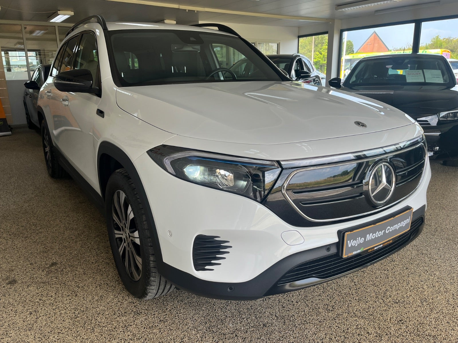 Hvid Mercedes EQB250 fra 2022