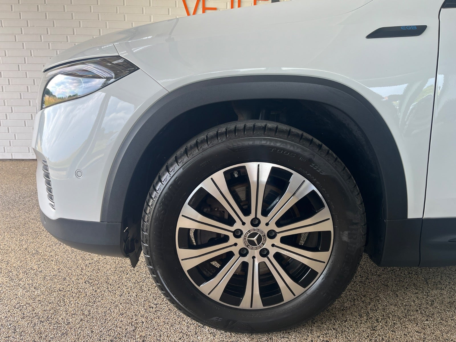Hvid Mercedes EQB250 fra 2022