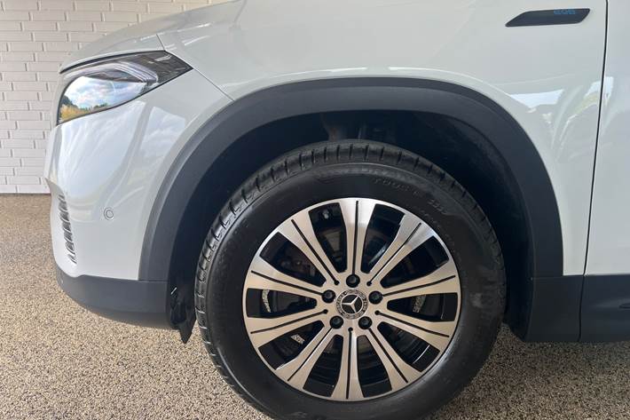 Hvid Mercedes EQB250 fra 2022