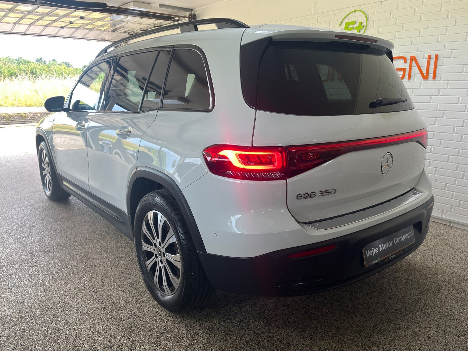 Hvid Mercedes EQB250 fra 2022