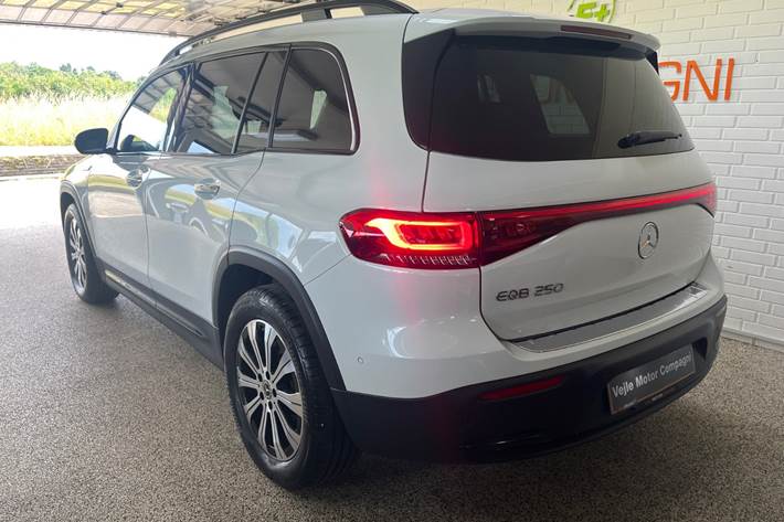 Hvid Mercedes EQB250 fra 2022