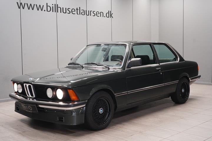 Grøn BMW 315 fra 1983 set udefra