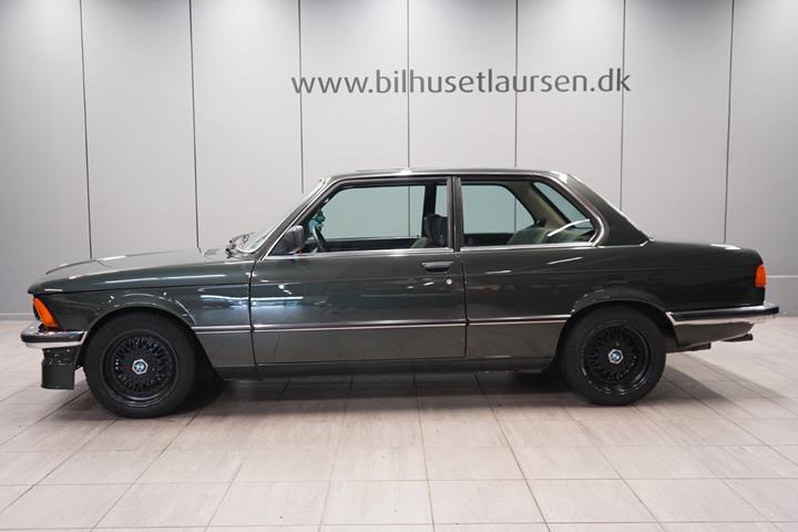 Grøn BMW 315 fra 1983 set udefra