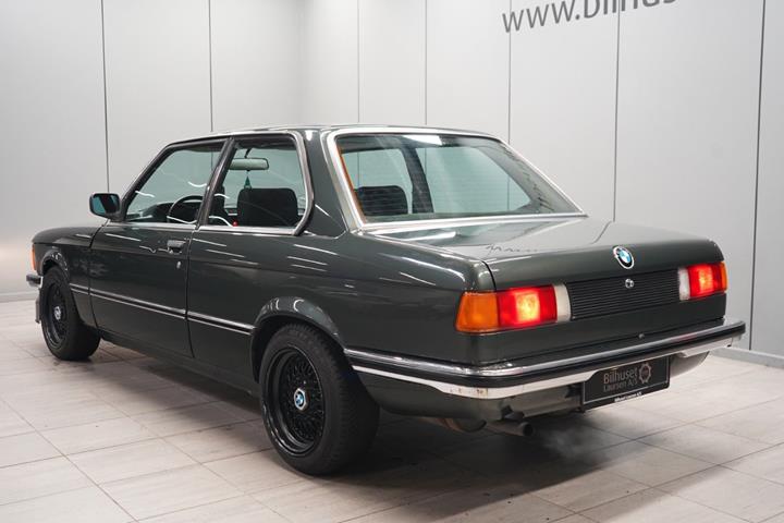 Grøn BMW 315 fra 1983 set udefra