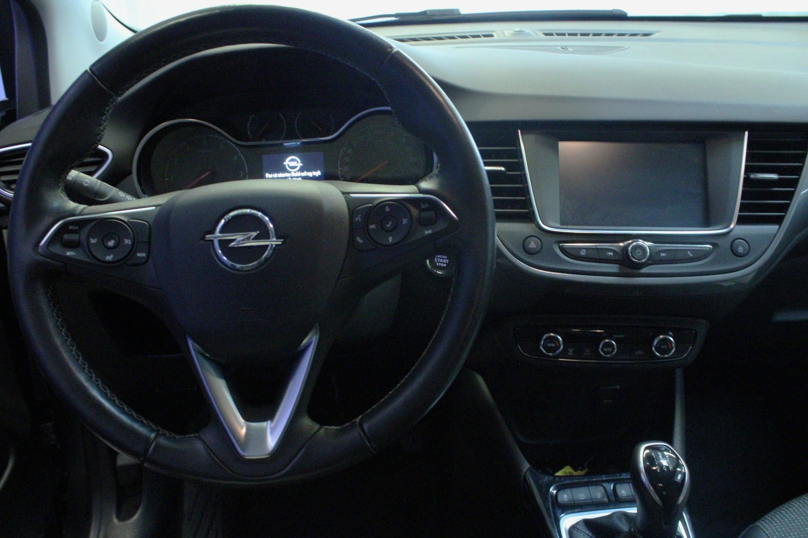 Grå Opel Crossland fra 2021