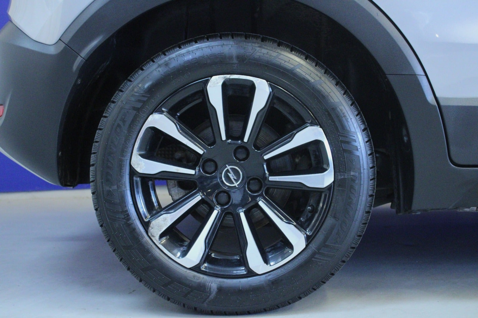 Grå Opel Crossland fra 2021