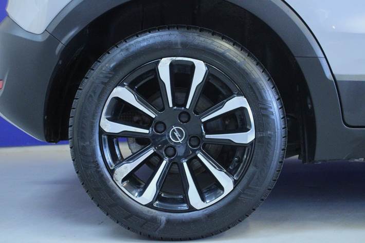 Grå Opel Crossland fra 2021
