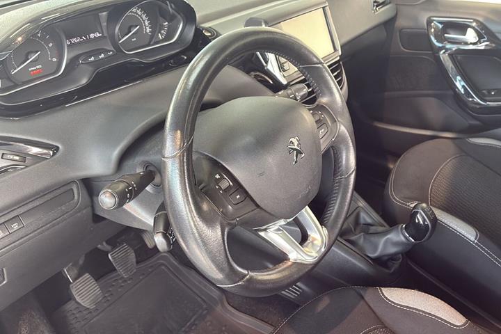Hvid Peugeot 208 fra 2016