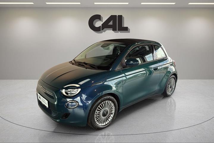 Blå Fiat 500e fra 2024 set udefra