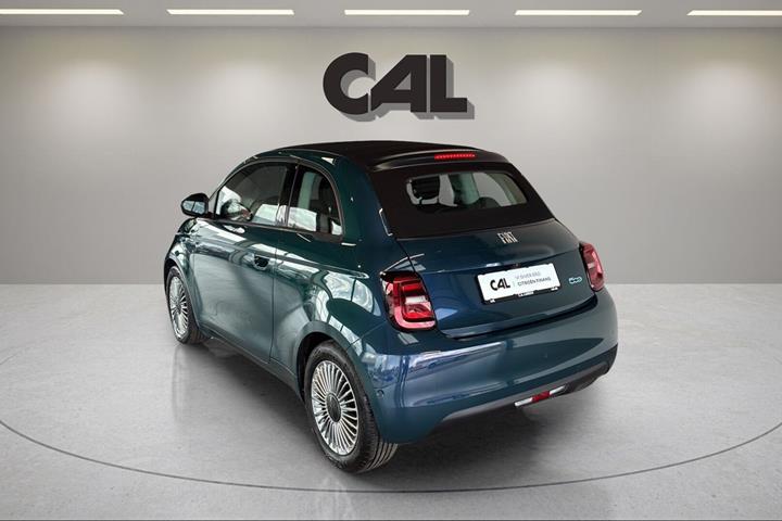 Blå Fiat 500e fra 2024