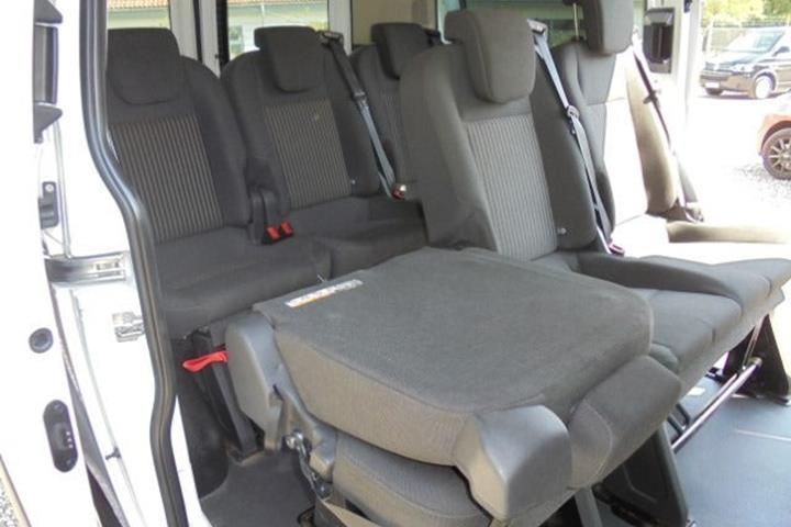 Hvid Ford Transit Custom Kombi 310 L2 fra 2018 set indefra