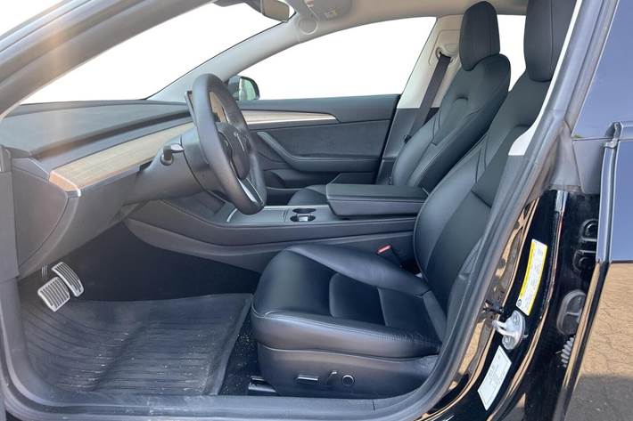 Sort Tesla Model 3 fra 2022