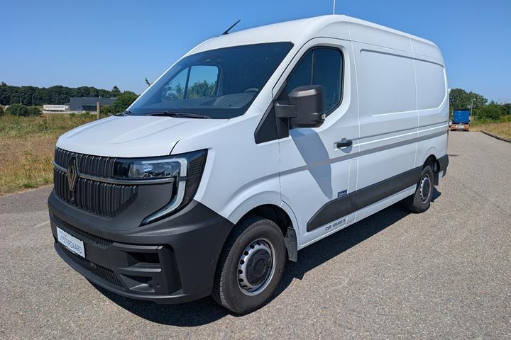 Hvid Renault Master V T33 fra 2025 set udefra