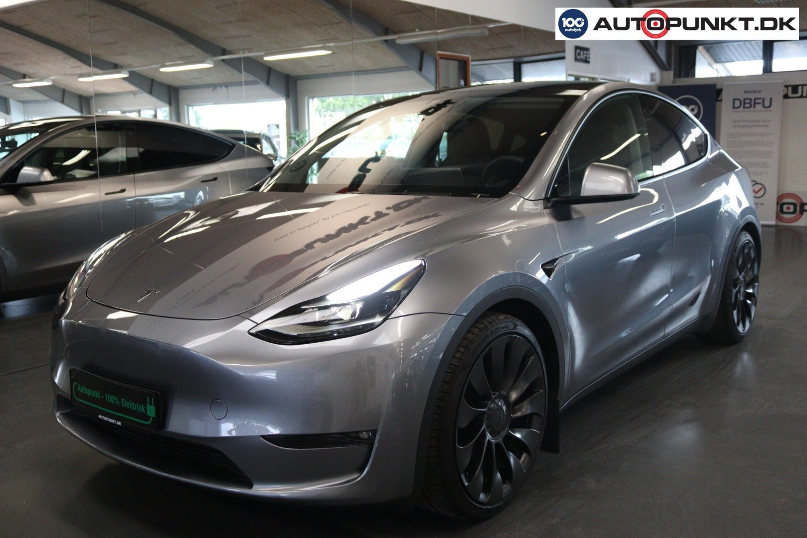 Sølv Tesla Model Y fra 2023