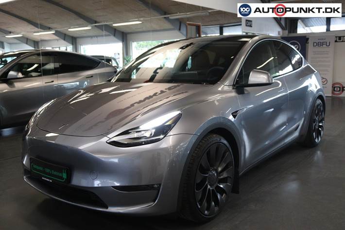 Sølv Tesla Model Y fra 2023