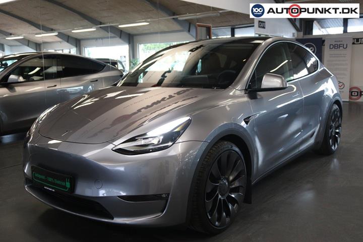 Sølv Tesla Model Y fra 2023 set udefra