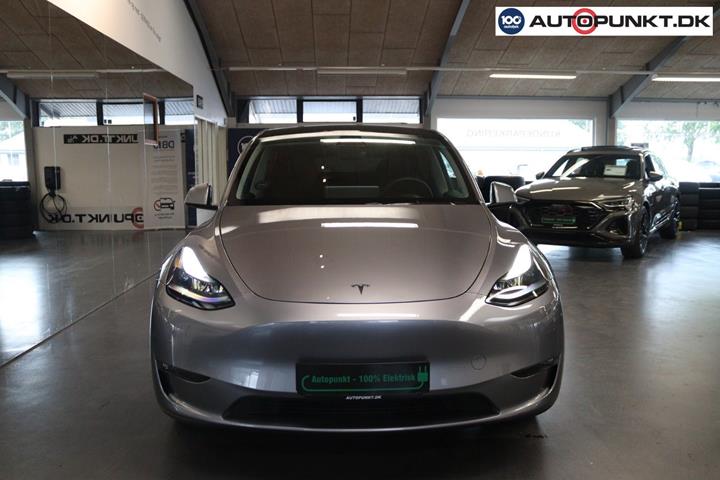 Sølv Tesla Model Y fra 2023