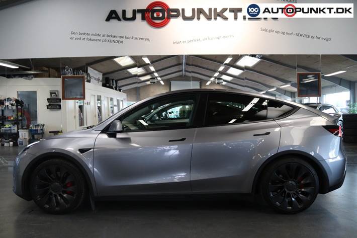 Sølv Tesla Model Y fra 2023