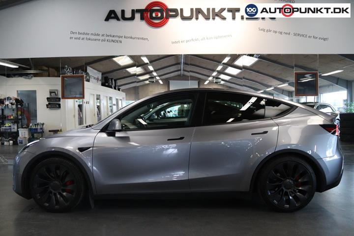 Sølv Tesla Model Y fra 2023