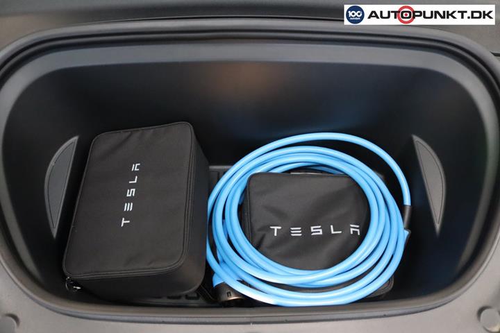 Sølv Tesla Model Y fra 2023