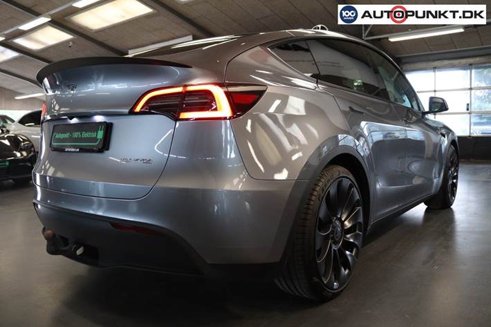 Sølv Tesla Model Y fra 2023