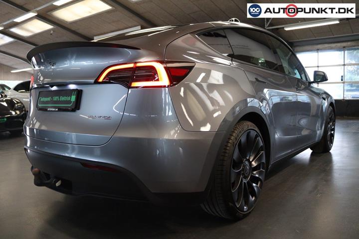 Sølv Tesla Model Y fra 2023