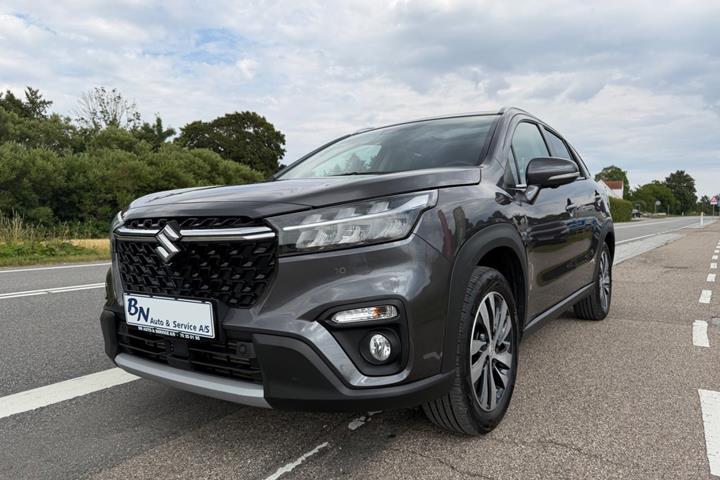 Grå Suzuki S-Cross fra 2024 set udefra