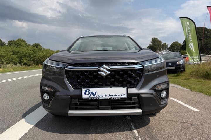 Grå Suzuki S-Cross fra 2024