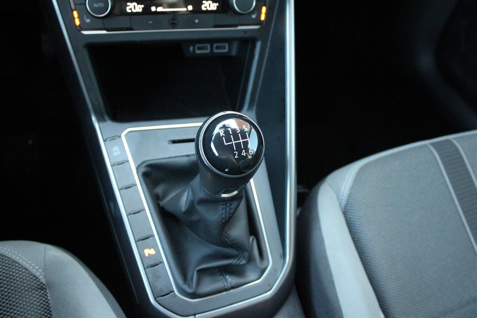 Sølv VW Polo fra 2019