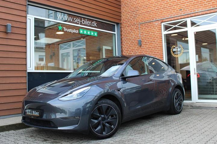 Grå Tesla Model Y fra 2022
