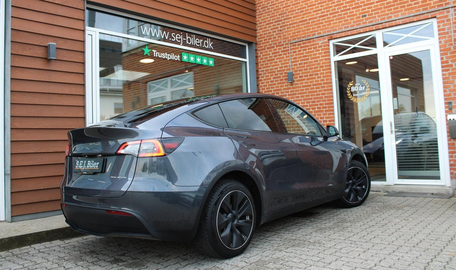 Grå Tesla Model Y fra 2022