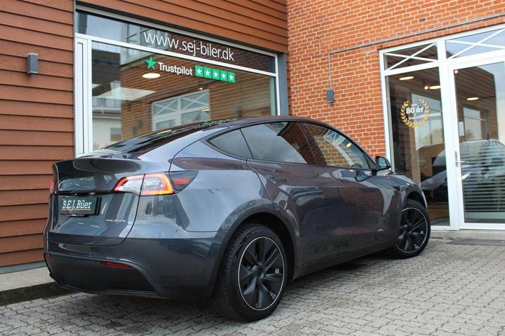 Grå Tesla Model Y fra 2022