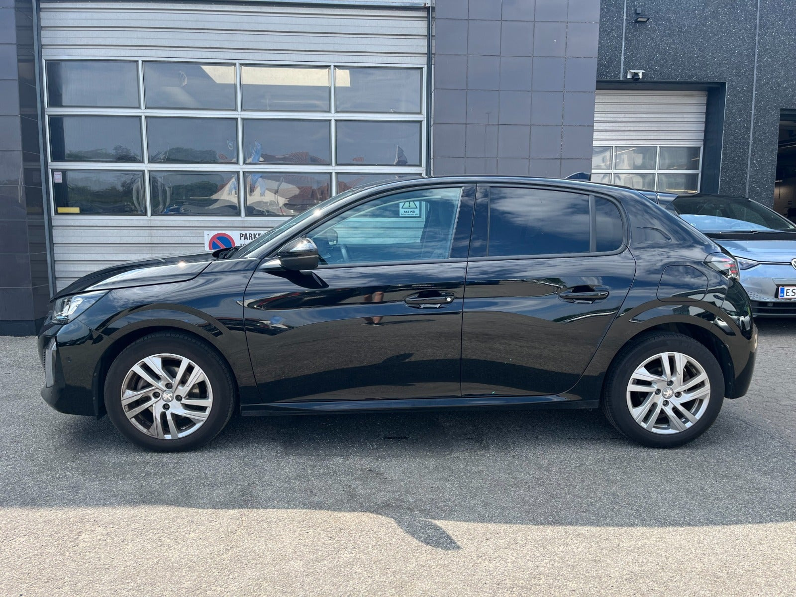 Sort Peugeot 208 fra 2024